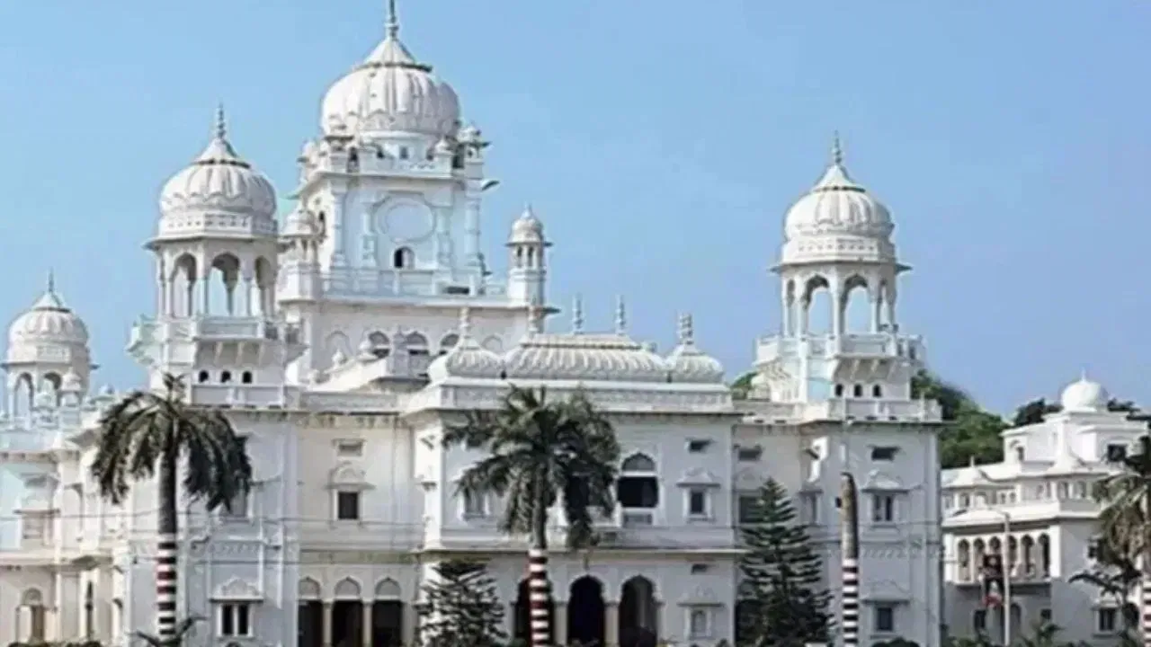 लखनऊ: KGMU के VC आवास से चोरी हो गया चंदन का पेड़… टाइट सिक्योरिटी में भी नहीं लगी भनक